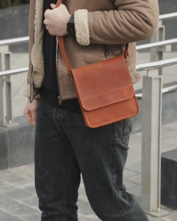 Video showing the Frank handmade leather crossbody bag for men from all angles, including front, back, sides, and details.